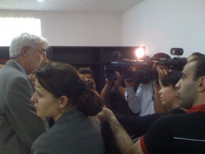 Terry Davidson, public information officer of the U.S. Embassy in Baku, answers questions from reporters about the translation of Journalism 2.0.